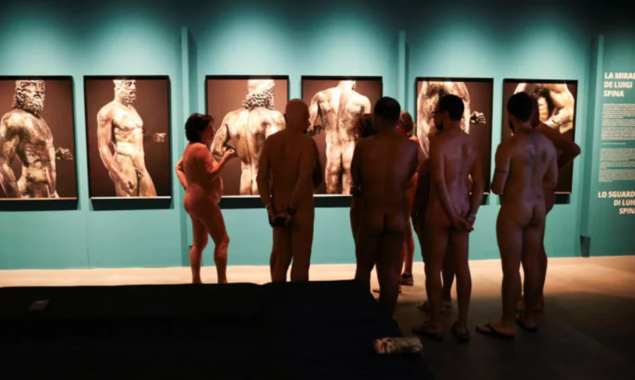 У Барселоні музей провів екскурсію для нудистів