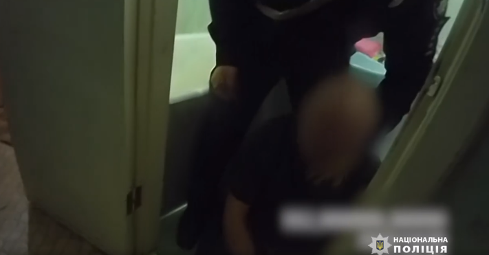 У Луцьку домашній тиран намагався повіситися в туалеті (відео)