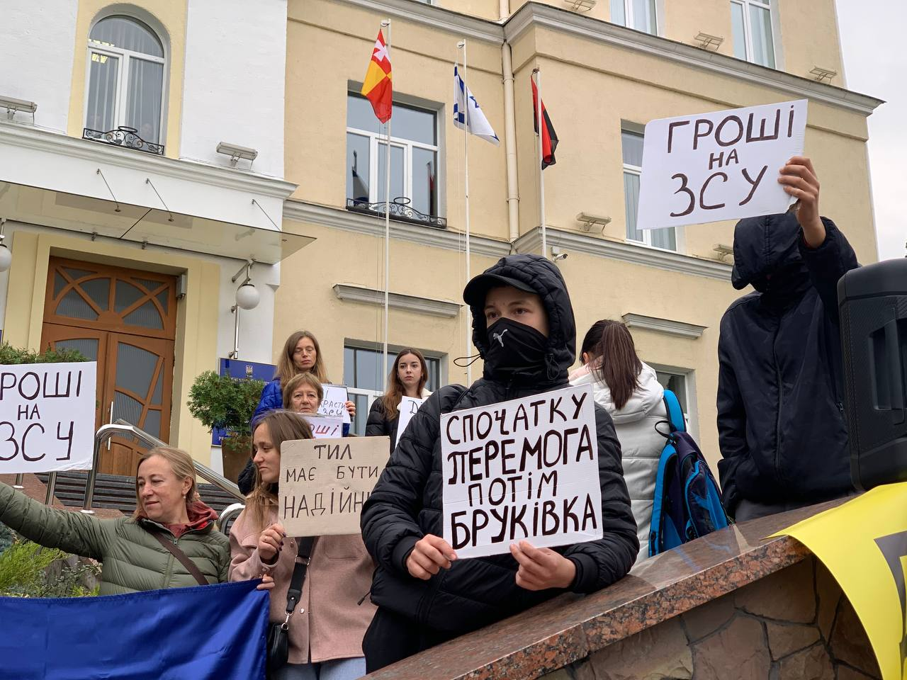 Під Луцькрадою активісти знову вийшли на акцію: що вимагають (фото, відео)