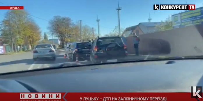 Аварія на залізничному переїзді в Луцьку – на Карпенка-Карого утворився затор (відео)