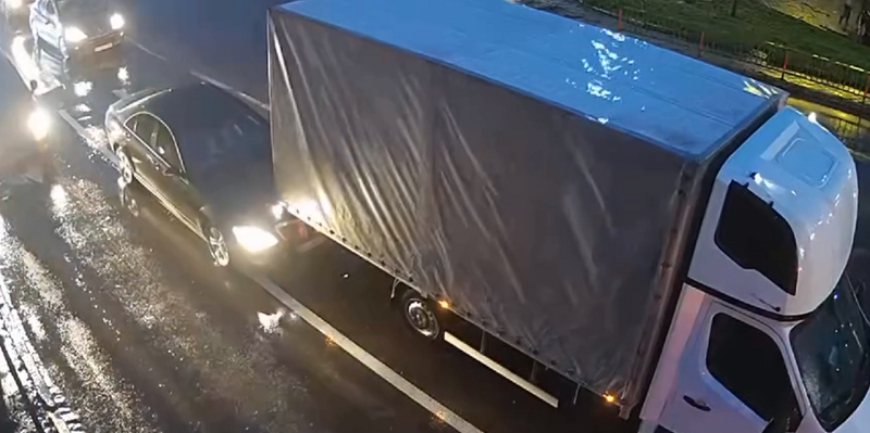 У Луцьку «мерс» врізався у вантажівку, яка стояла посеред дороги (відео)