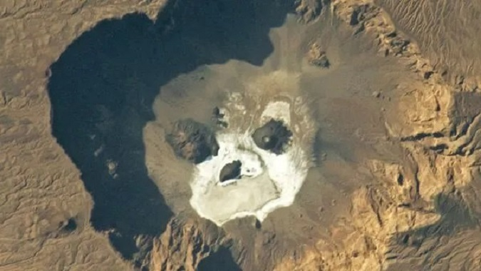 NASA показали вулканічну яму в Сахарі, яка нагадує череп