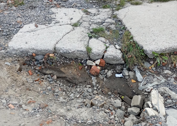 Немає грошей: у Луцьку не можуть відремонтувати дорогу