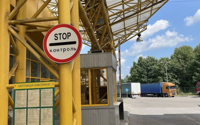 Польща не приймає вантажівки з України, які йдуть через «Ягодин»