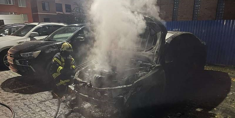 Через ревнощі: встановили, хто підпалив припарковане авто у Луцьку (фото)