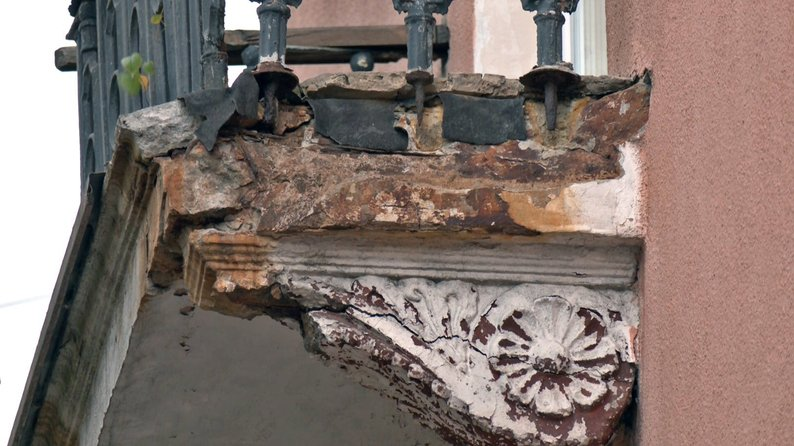 У Луцьку на проспекті Волі ремонтують аварійні балкони: скільки це коштує (відео)