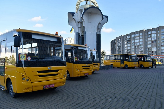 П'ять громад на Волині отримали шкільні автобуси