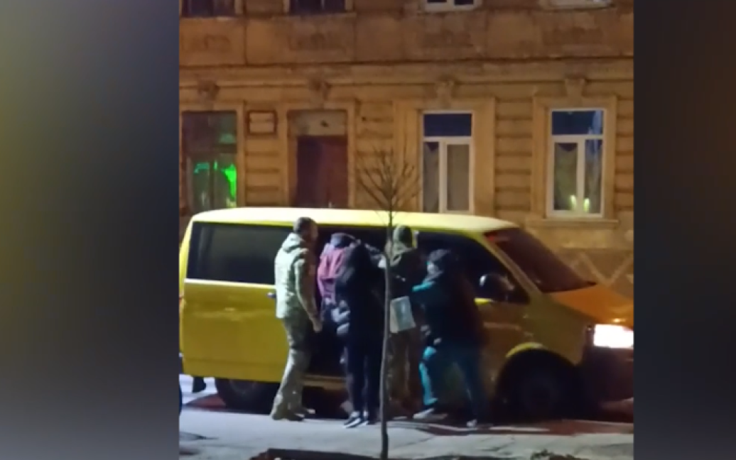 Жорстка мобілізація у Львові: військкоми силою запихнули чоловіка в бус, попри обурення очевидців