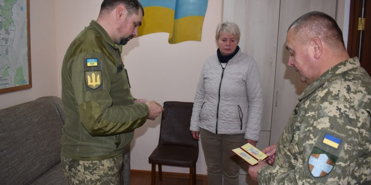 Матері пораненого волинського бійця вручили медаль від Міністра оборони