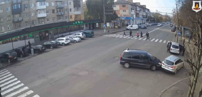 У Луцьку на Грушевського Ford задом втаранився у Citroen: показали момент ДТП (відео)