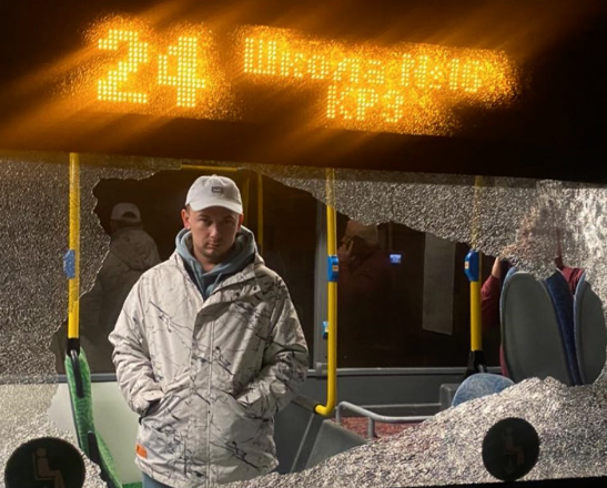 У Луцьку малолітні хулігани жбурнули камінь у вікно маршрутки з пасажирами (фото, відео)