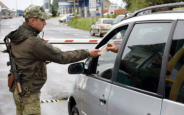 Мобілізація в Україні: чи може виїхати за кордон чоловік, який доглядає за родичем