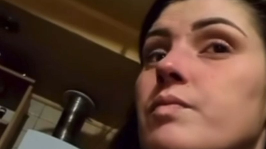 У Луцьку п'яна жінка змушувала свою дитину матюкатись під час стріму (відео)