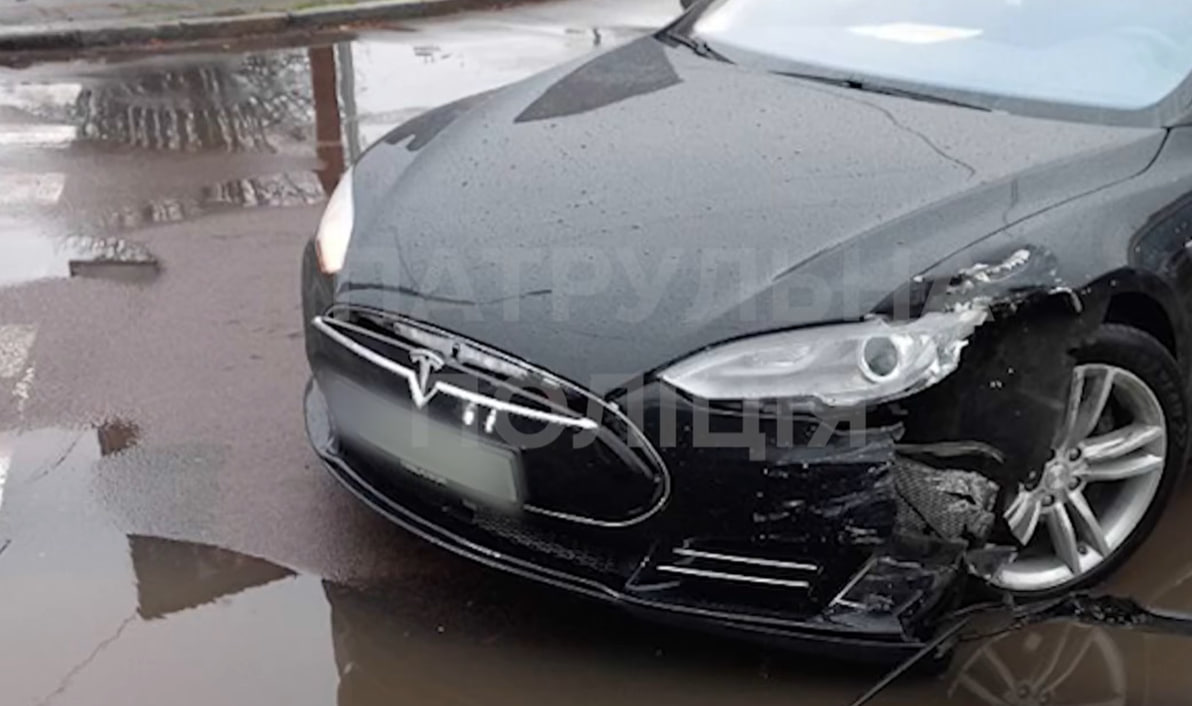 Subaru не пропустив Tesla: у Луцьку сталась аварія на Рівненській (відео)