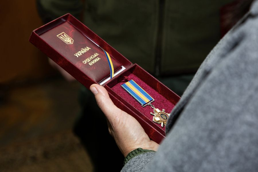 У Луцьку матері загиблого 20-річного азовця вручили нагороду «За мужність»  (фото)