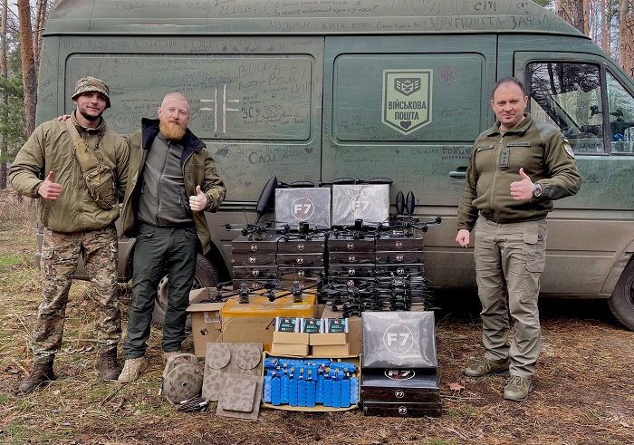 «Військова пошта» передала волинським бійцям дрони, антени та батареї