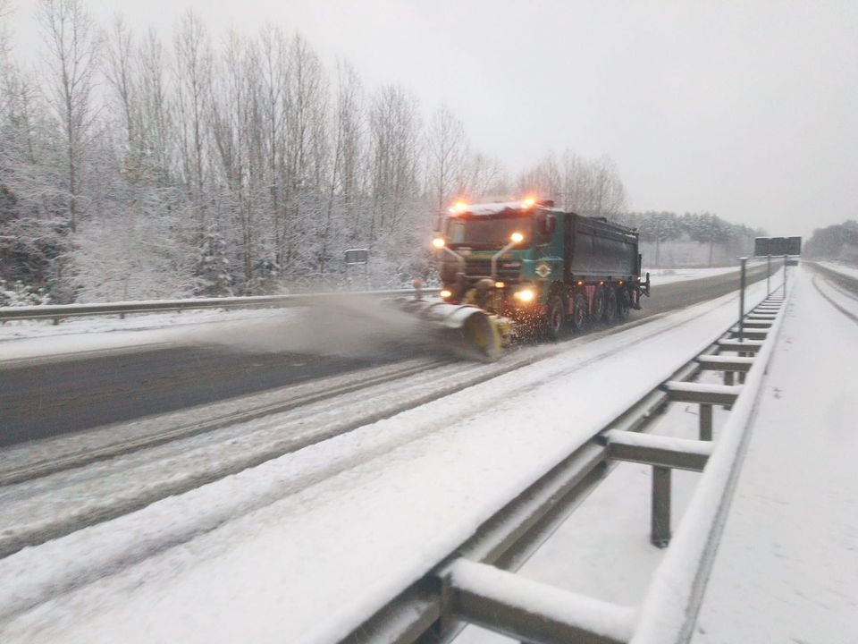 Перший сніг: волинські дороги чистили 17 одиниць спецтехніки (фото)