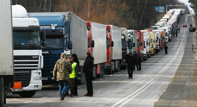 Навпроти «Ягодина» у Польщі застрягли понад тисячу вантажівок