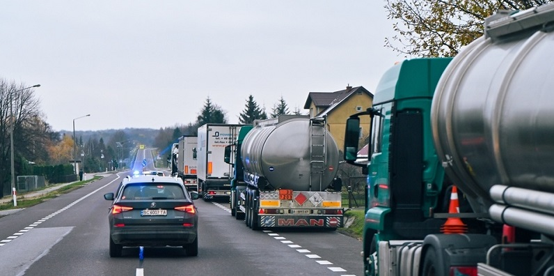 Польські прикордонники не пропускають бензовози та гуманітарну допомогу до України (фото)