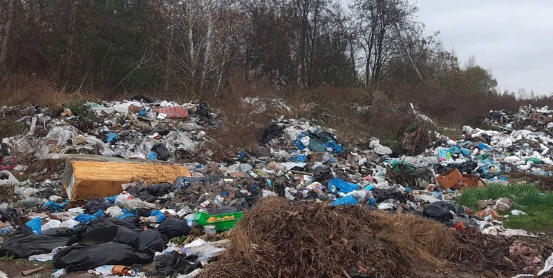У Луцькому районі виявили стихійне сміттєзвалище площею понад чверть гектара (фото)