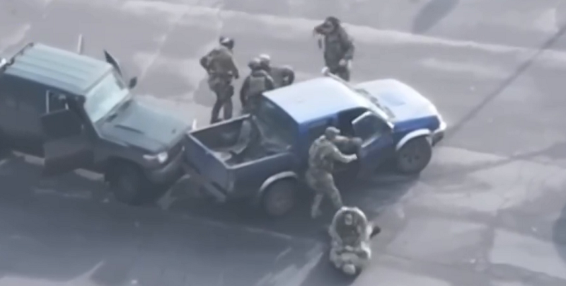 На Донеччині затримали військових, які продавали трофейну зброю бандитам (відео)