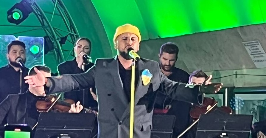 Вже не концерти: співак з Луцька MONATIK озвучив зупинки електрички (відео)
