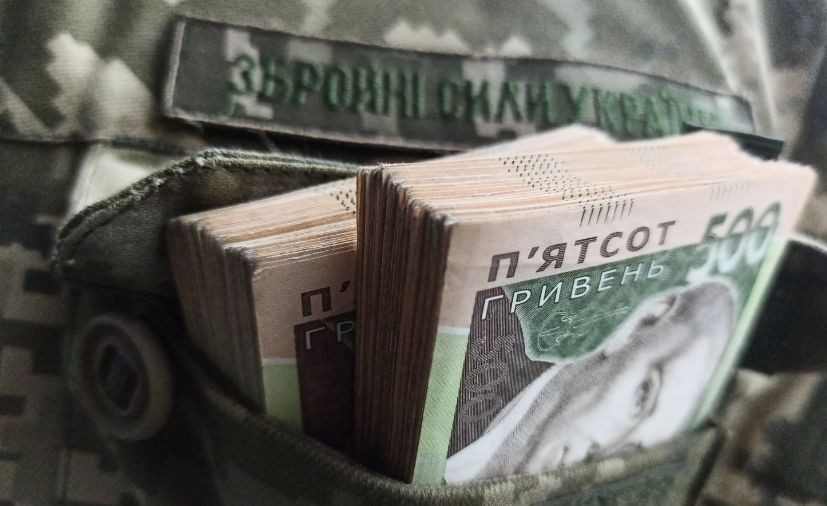 Виплати військовим 2023: хто може отримати зарплату 100 тисяч в Україні