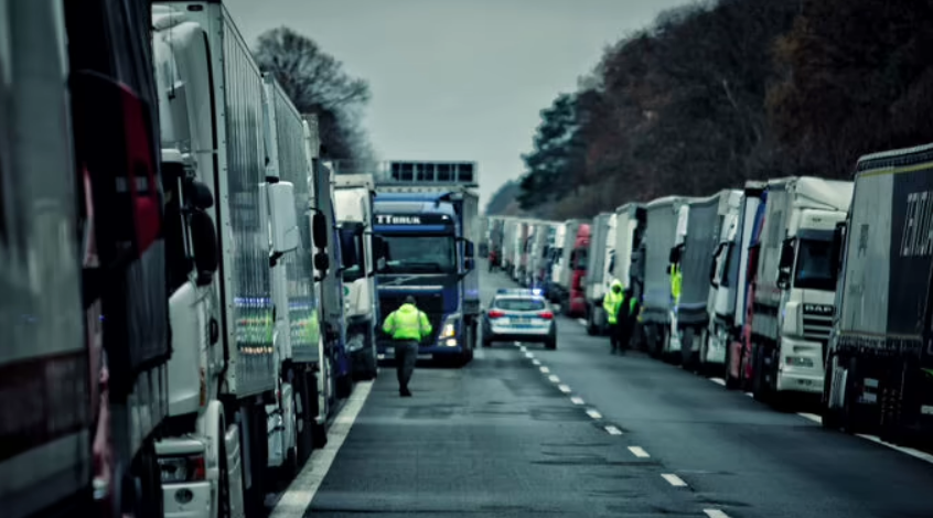 У Польщі на заблокованих пунктах пропуску стоять понад 2000 вантажівок