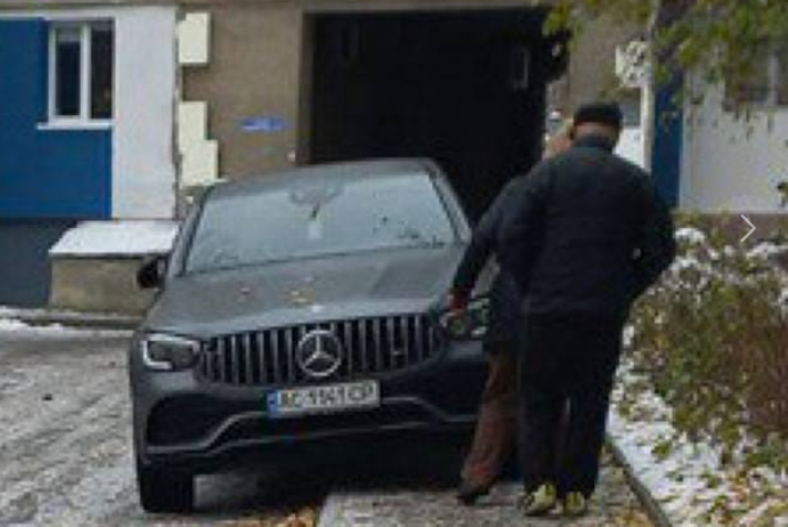 Залишив авто на тротуарі: у Луцьку мунвартівцям «здали» водія-порушника (фото)