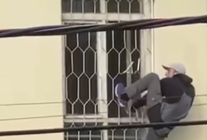 Втеча із Шоушенка: чоловік втік через вікно із другого поверху ТЦК (відео)