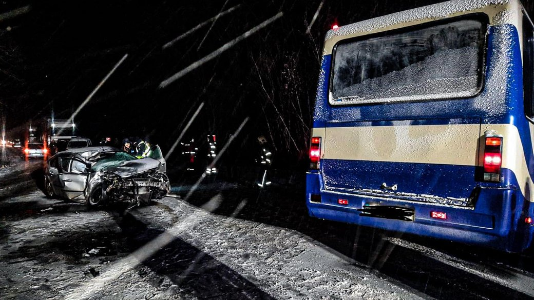 Легковик виїхав назустріч автобусу: подробиці смертельної аварії на Волині