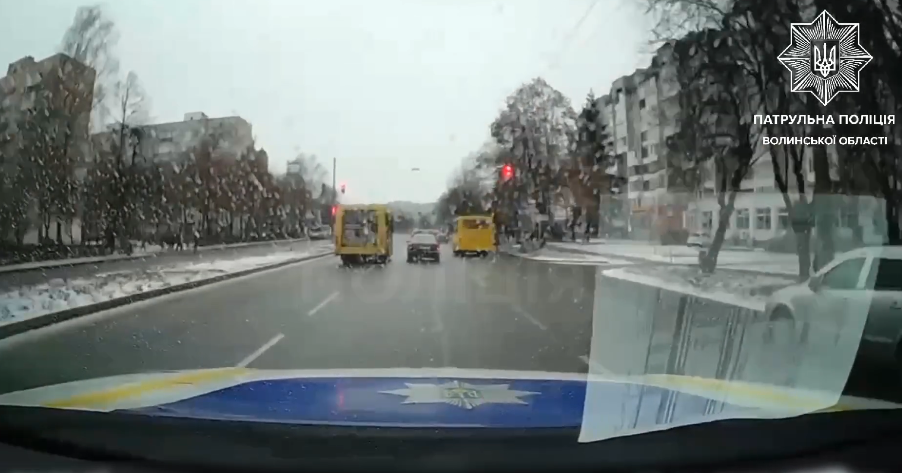 На переході були люди: у Луцьку водій маршрутки пролетів на «червоний» (відео)