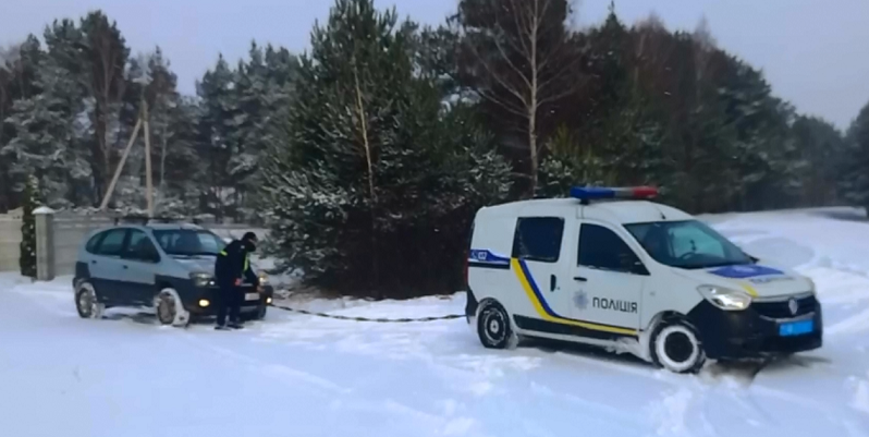 На Волині десятки авто застряли у снігових заметах (відео)