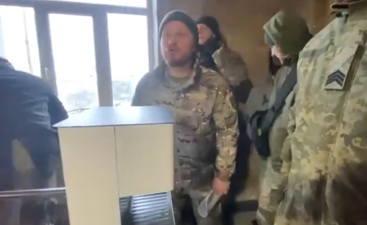 У Луцьку військових не пускали на сесію міської ради (відео)