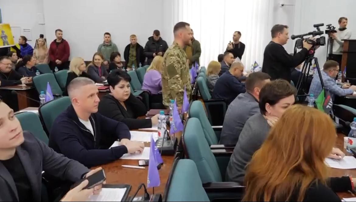 «Йдіть у піхоту – буде сміливість тиснути правильні кнопки», –  військові у Луцькраді (відео)