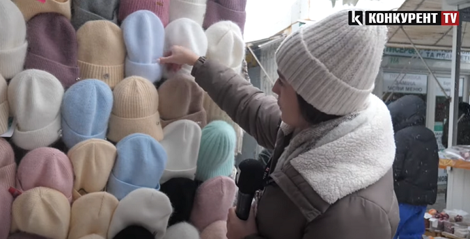 Які ціни на зимові шапки, шарфи та рукавички на ринку Луцька (відео)