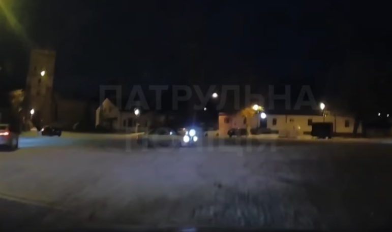 У Луцьку на площі перед замком влаштували нічний дрифт (відео)