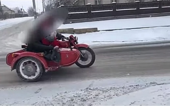Подарунки не довіз: у Рівному затримали Санта Клауса на мотоциклі (відео)
