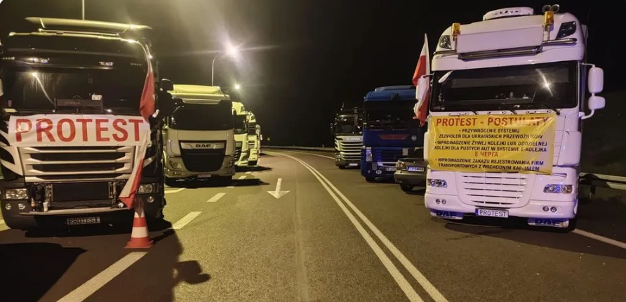 Блокада кордону: у Польщі «зависли» близько 2100 вантажівок