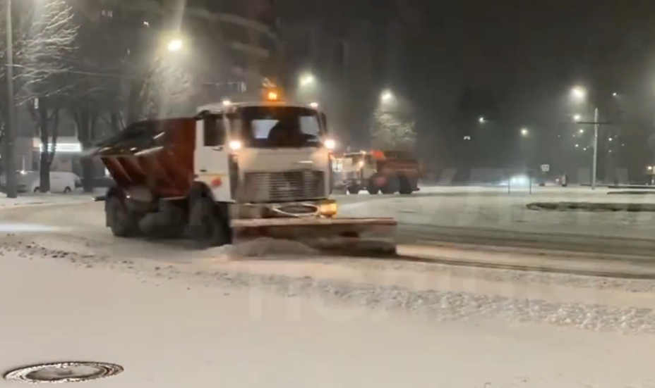 На Волині – снігопад: водіїв закликають не виїжджати власним транспортом (відео)
