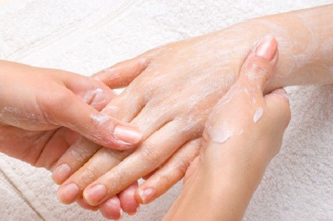 Як зволожити, пом'якшити і захистити шкіру рук у мороз