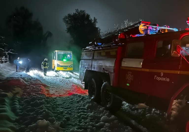 На Волині у снігових заметах застрягли два автобуси з пасажирами (фото)