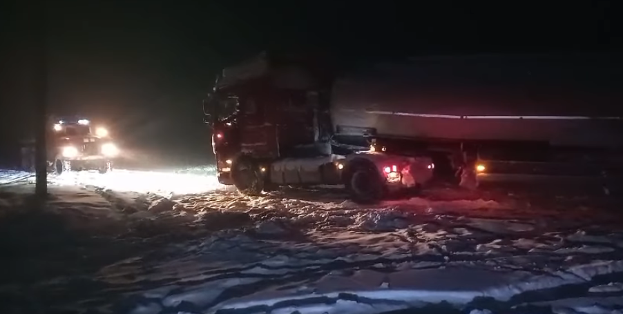 Застрягла у заметі: на Волині вантажівка перегородила дорогу (відео)