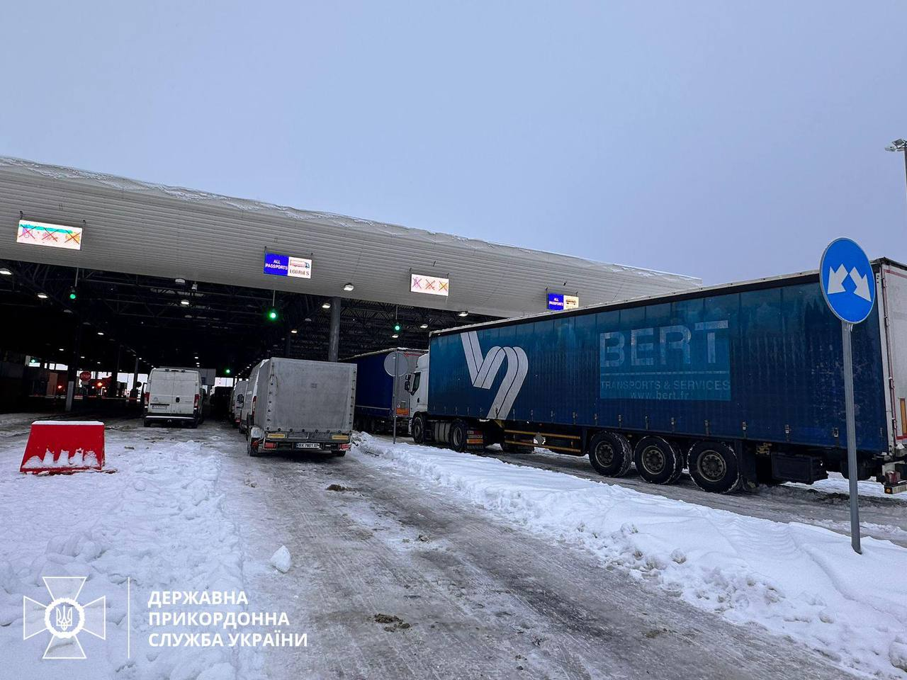 У пункті пропуску «Угринів-Долгобичув» розпочали оформлення великовагових вантажівок (фото)