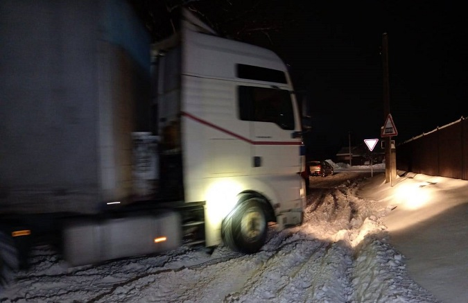 Наслідки негоди: на Волині вантажівка перекрила рух транспорту (фото)