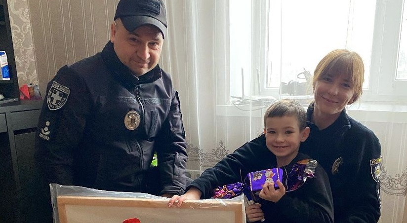 Перше свято без тата: волинські поліцейські прийшли з подарунками до семирічного хлопчика