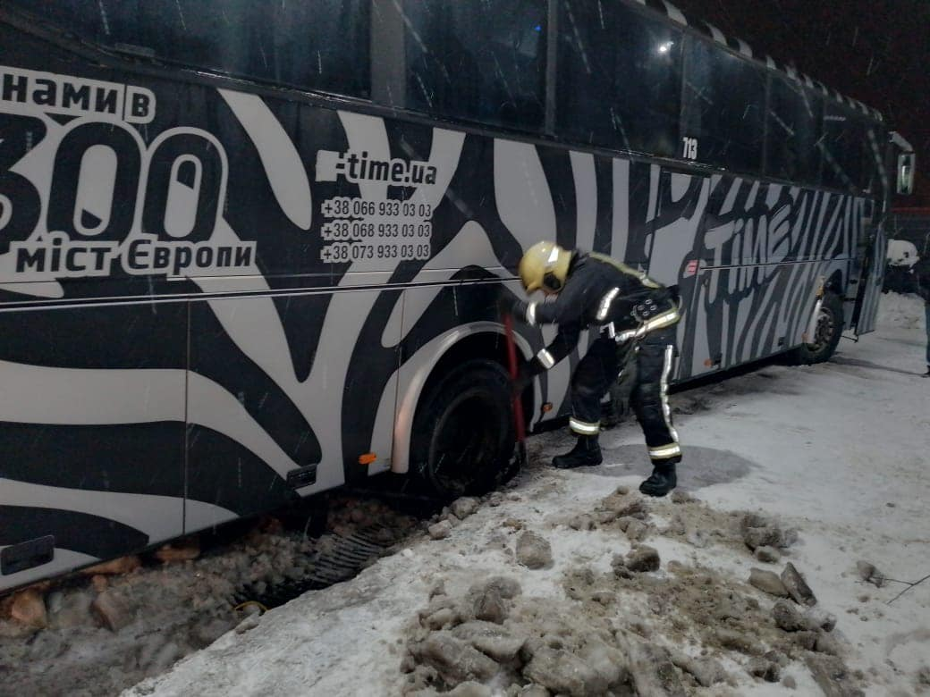 У Ковелі в сніговому заметі застряг рейсовий автобус (фото)