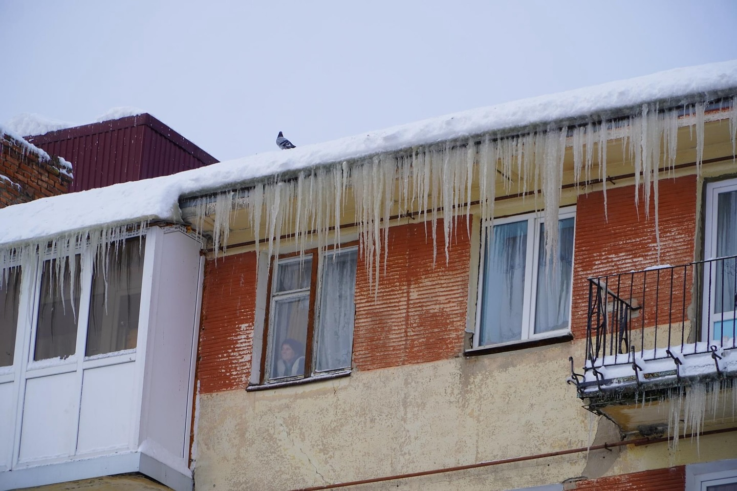 У Володимирі просять повідомляти про бурульки на дахах