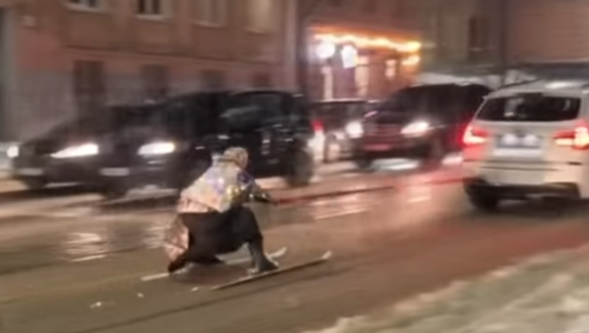 У Львові впіймали ухилянта, який в образі бабусі ганяв на лижах, вчепившись за авто (відео)