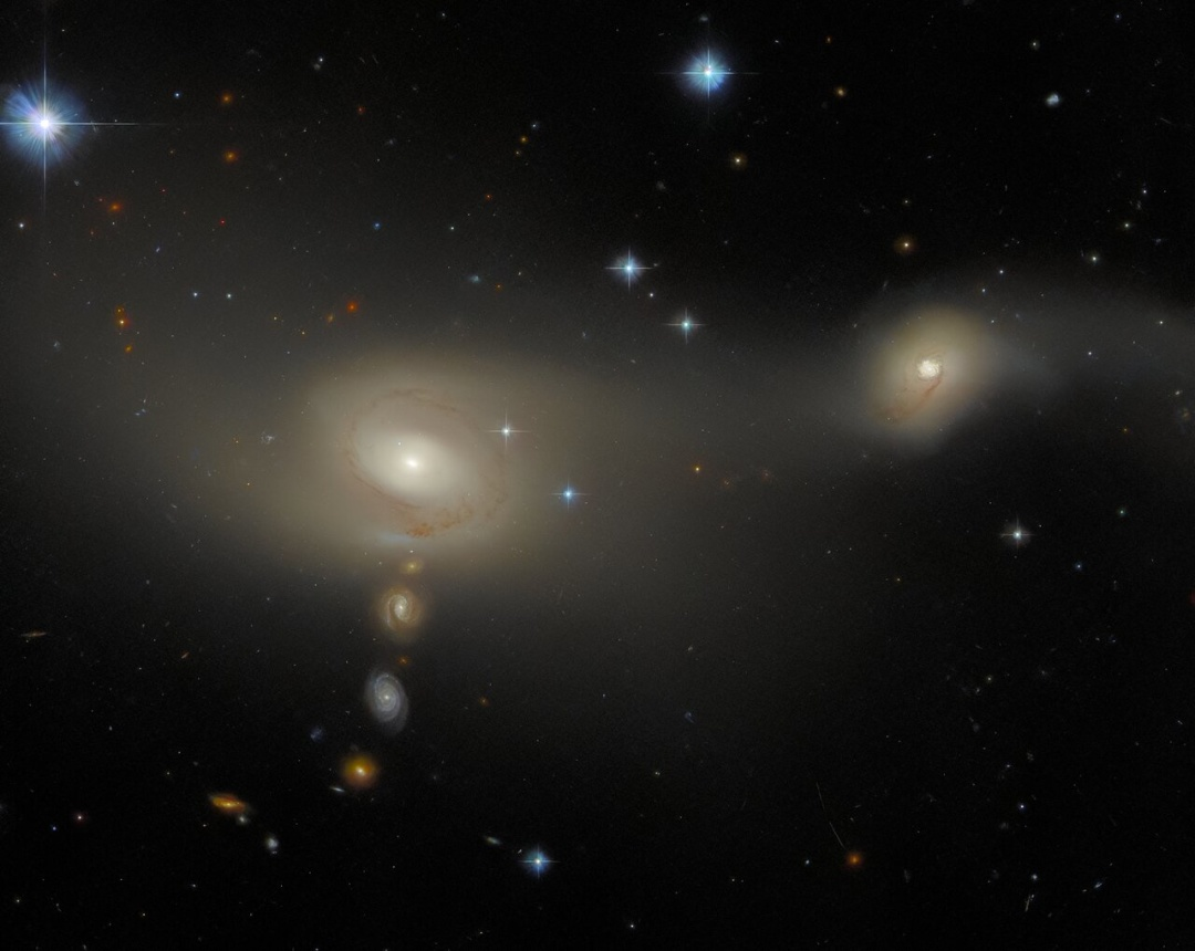 Hubble показав інтерактивну систему галактик у сузір'ї Мікроскоп